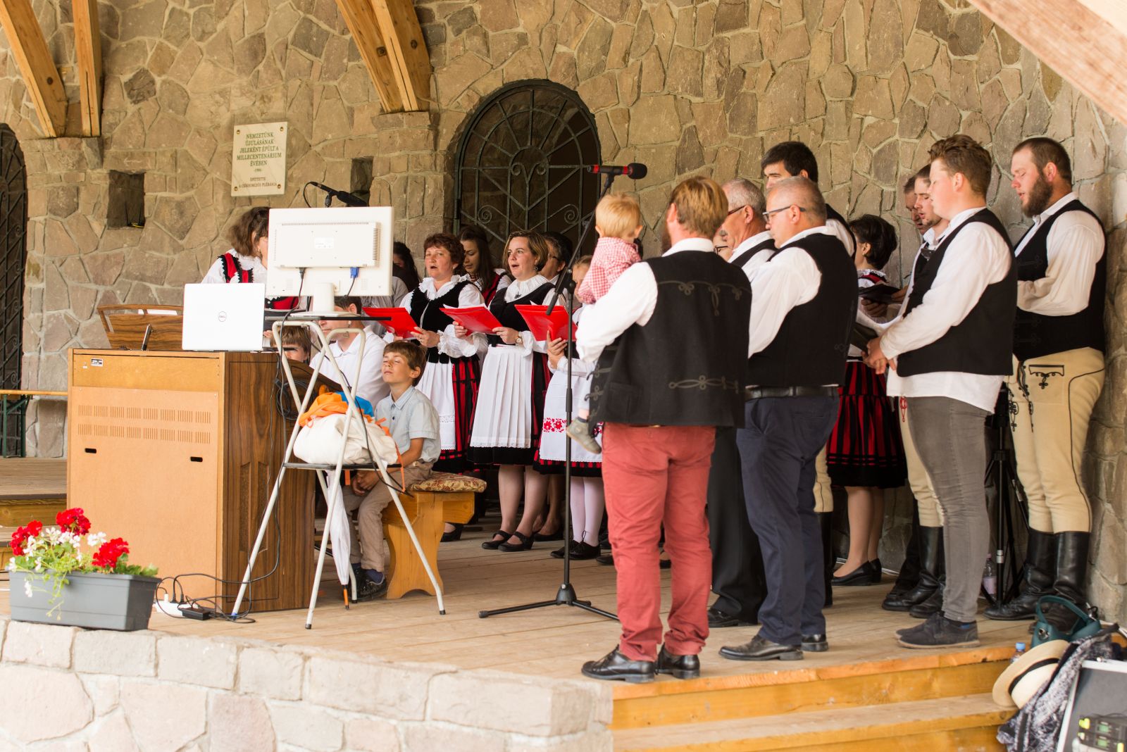 A szentmisén közreműködő egyházi kórus a magyar vallásos énekek régi rétegeiből merített.
